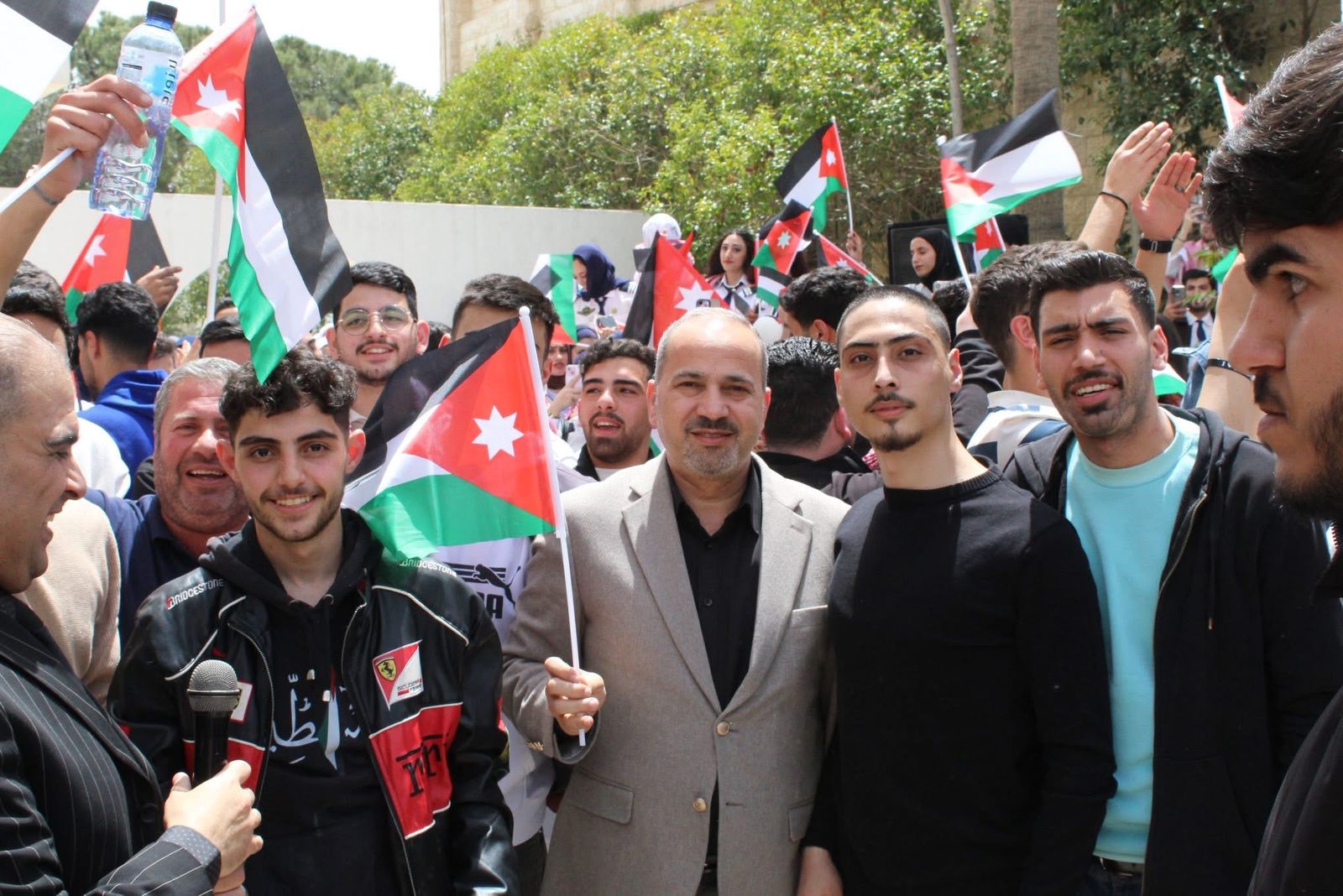 كلية الملكة نور الجامعية للطيران تحتفل بيوم العلم الأردني 🇯🇴